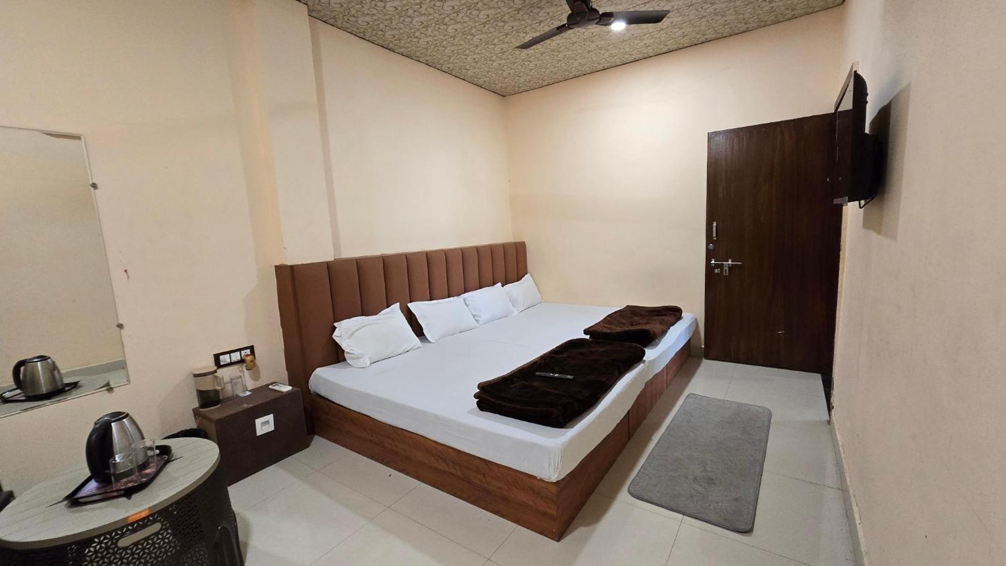 Hotel Maheshwari Green'S اوجاين المظهر الخارجي الصورة